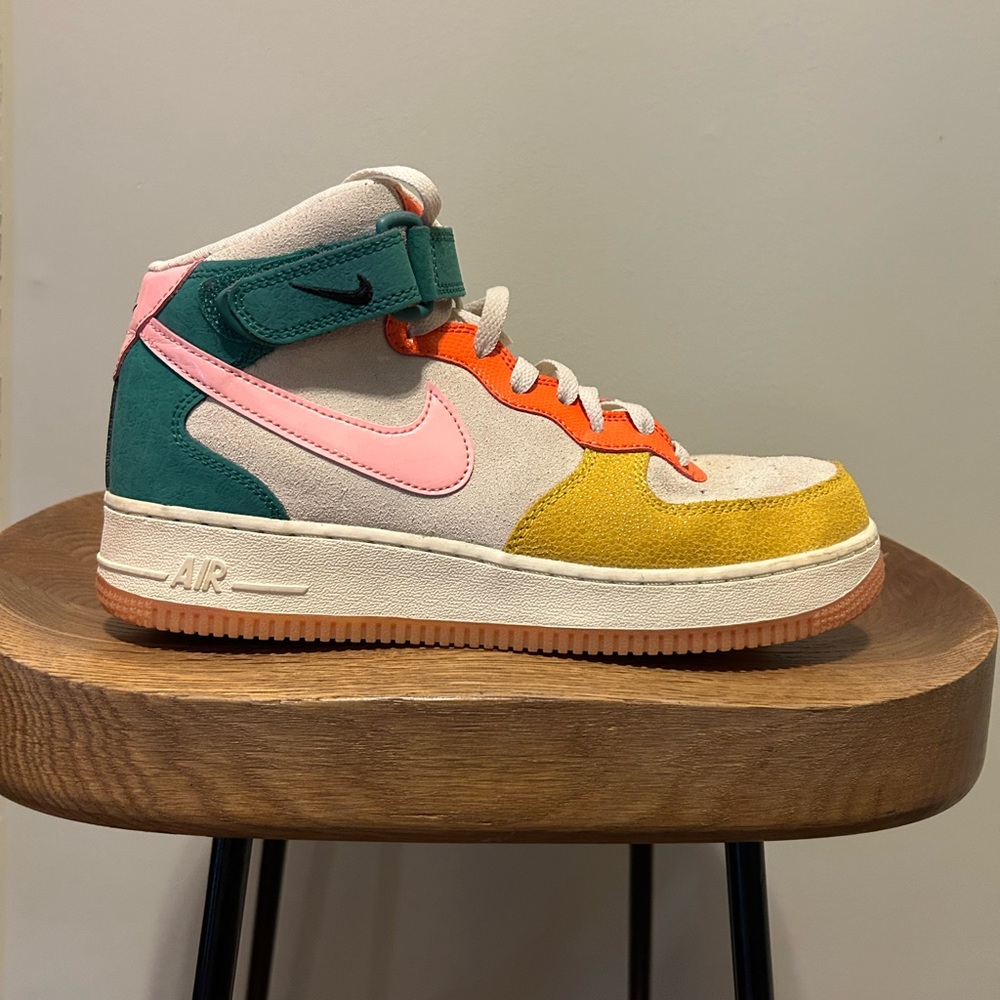 Nike Air Force 1 Mid 'Vivid Sulfur Rush Orange' (2022): M 7, W 8.5